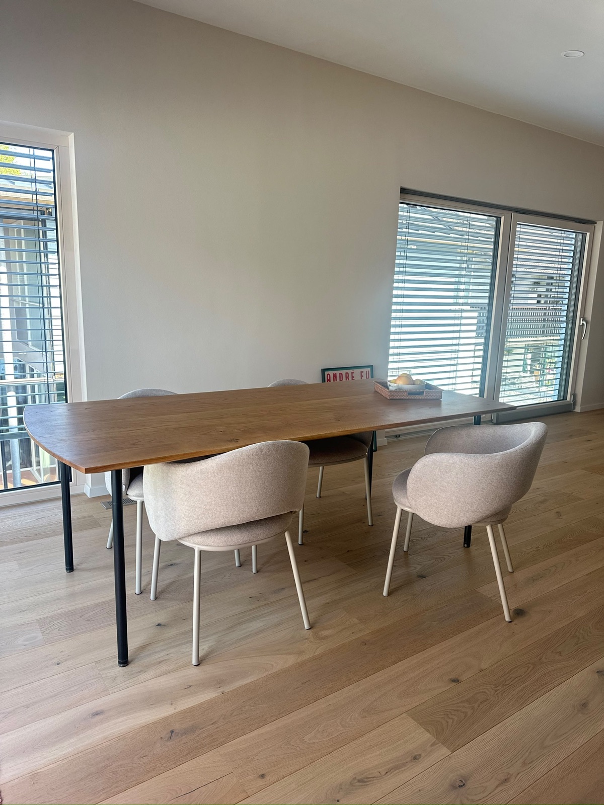 Esstisch aus Eiche mit filigranem Stahlgestell im Wohnraum